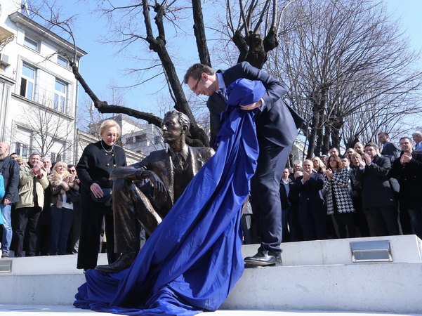 Pekić dobio spomenik na Cvetnom trgu
