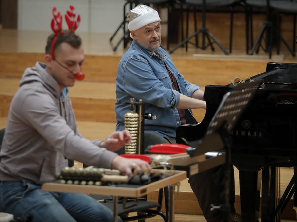 Novogodišnja bajka BGF, Tasovac za klavirom